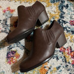 NWOT Bare traps heeled ankle boots